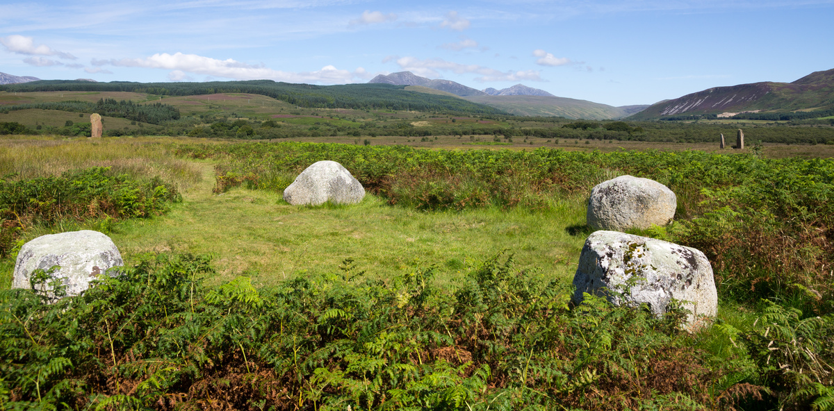 Menhirs dressés du cercle de pierres de Machrie Moor sur l'île d'Arran