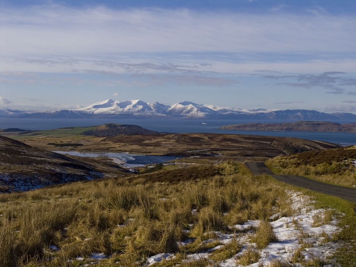 Lande tourbeuse écossaise de l'île d'Arran sous un ciel changeant