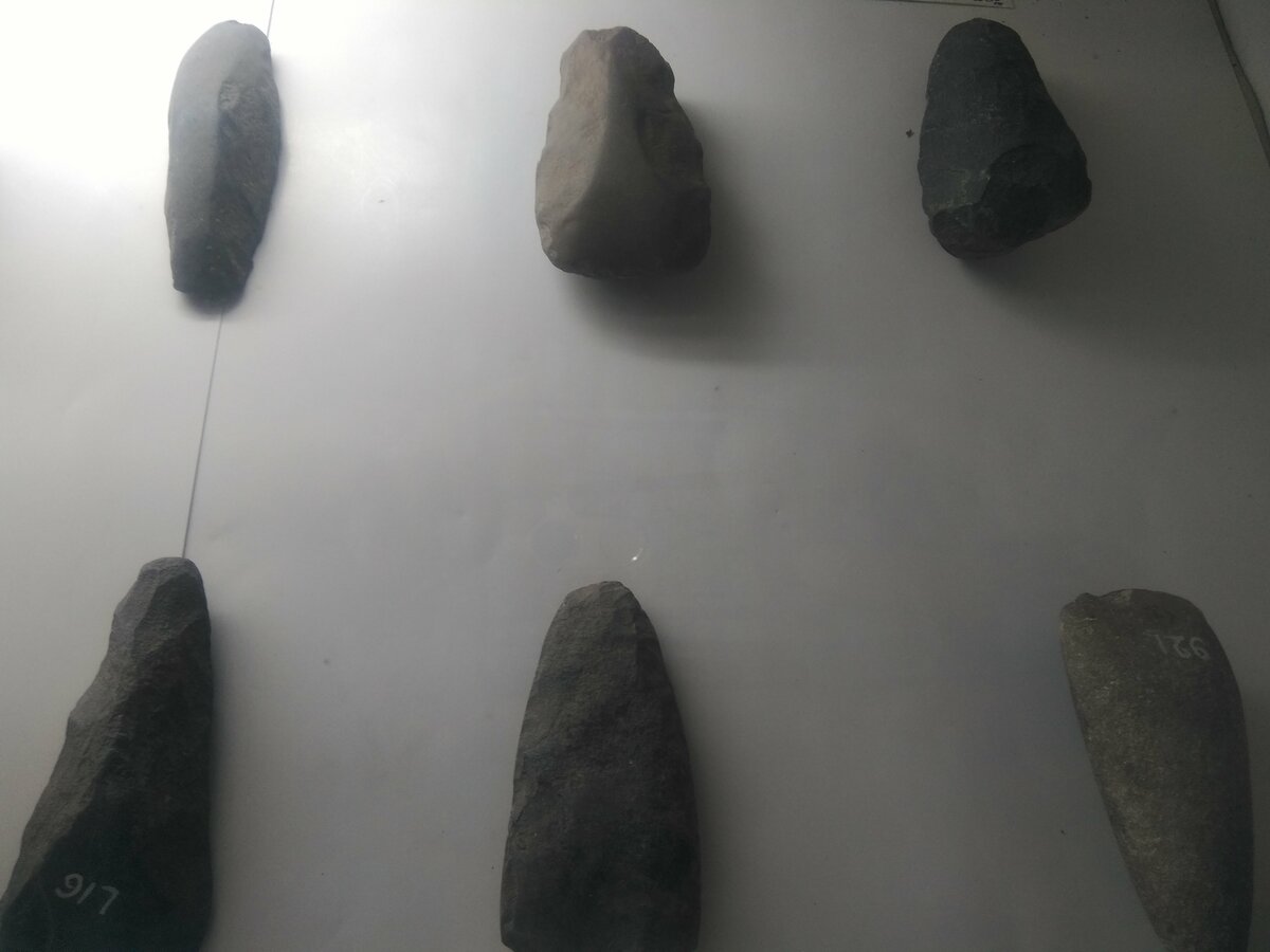 Outils en silex neolithiques comparables a ceux trouves dans la tombe de Valdaro