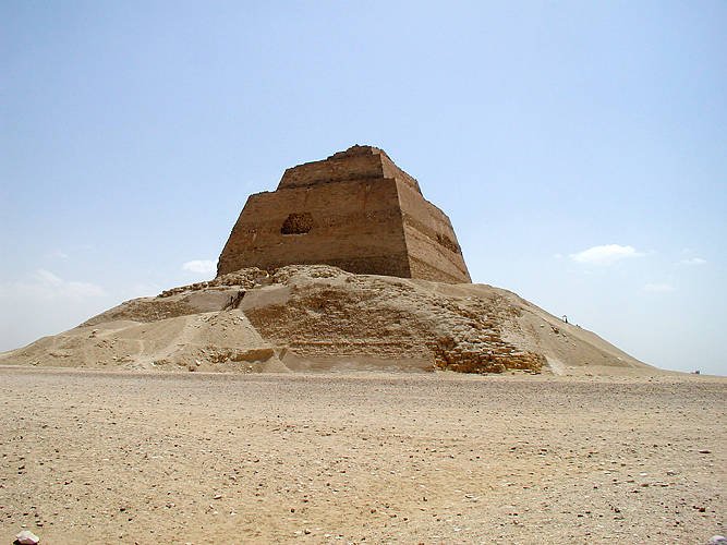 La pyramide de Meidoum, enigmatique tour de pierre emergant des decombres