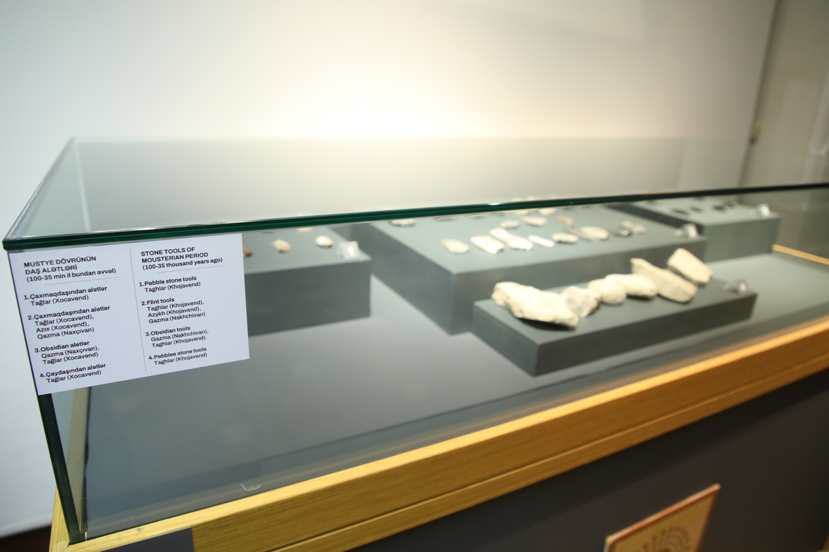 Mousterian lithic tools including scrapers and points