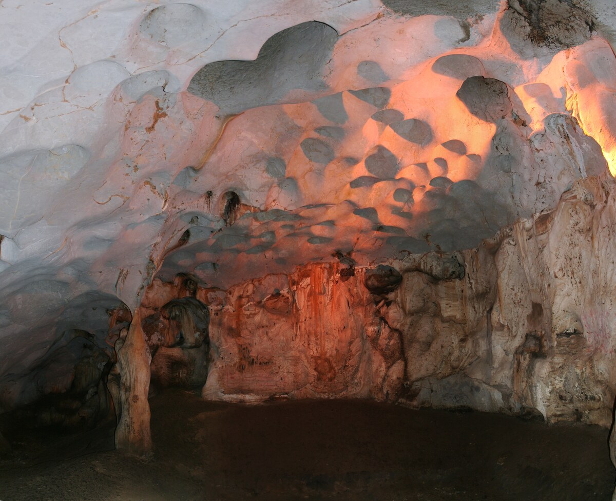 Intérieur de la chambre principale de la grotte de Karain, Turquie