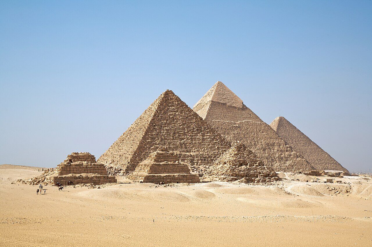 Les trois grandes pyramides du plateau de Gizeh sous un ciel clair