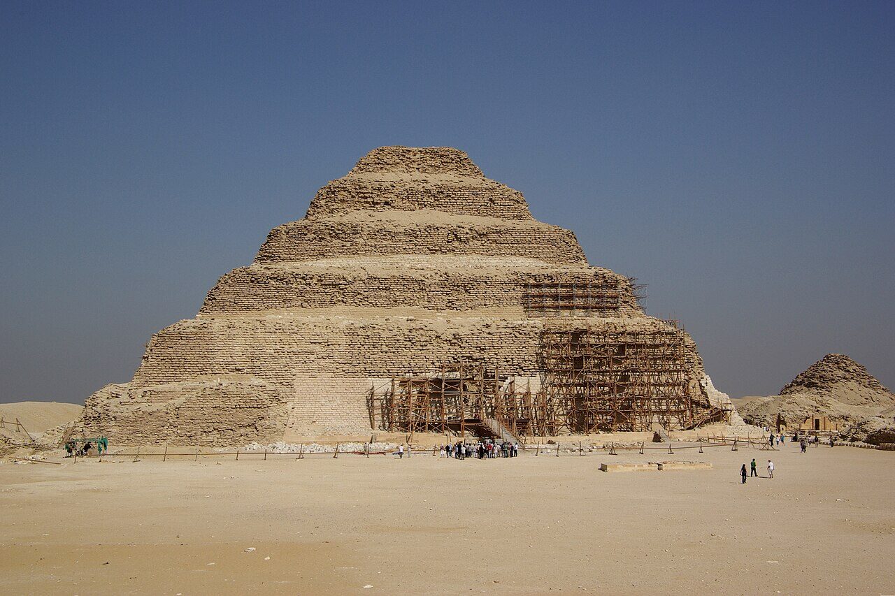 La pyramide à degrés de Djéser à Saqqarah, structure en six gradins de pierre