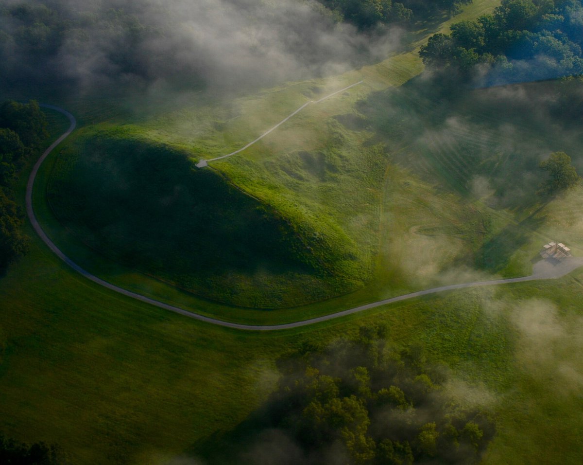 La butte en forme de T du site de Poverty Point en Louisiane