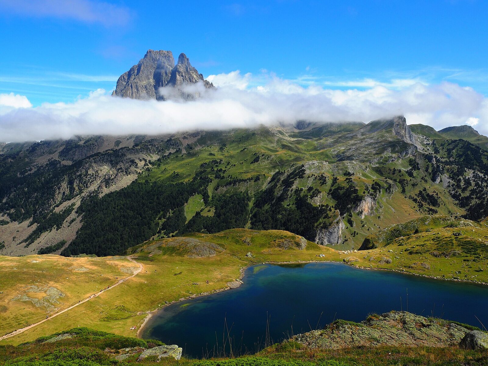 Pic du Midi d'Ossau se reflétant dans un lac d'altitude des Pyrénées