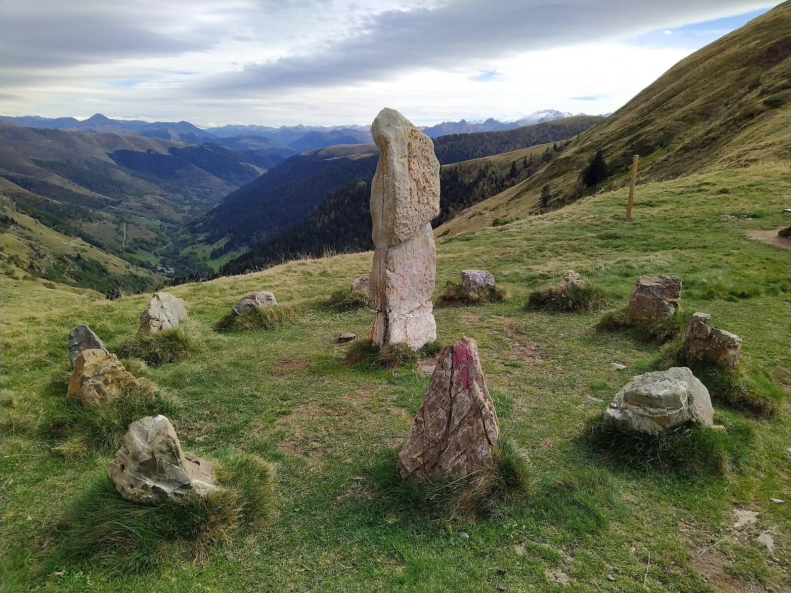Cromlech, cercle de pierres dressées, sur un col des Pyrénées