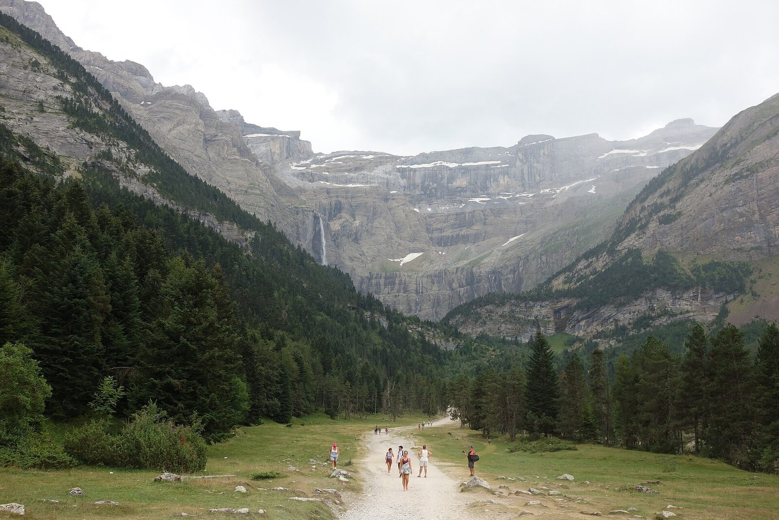 Le cirque de Gavarnie, vaste amphithéâtre rocheux des Pyrénées