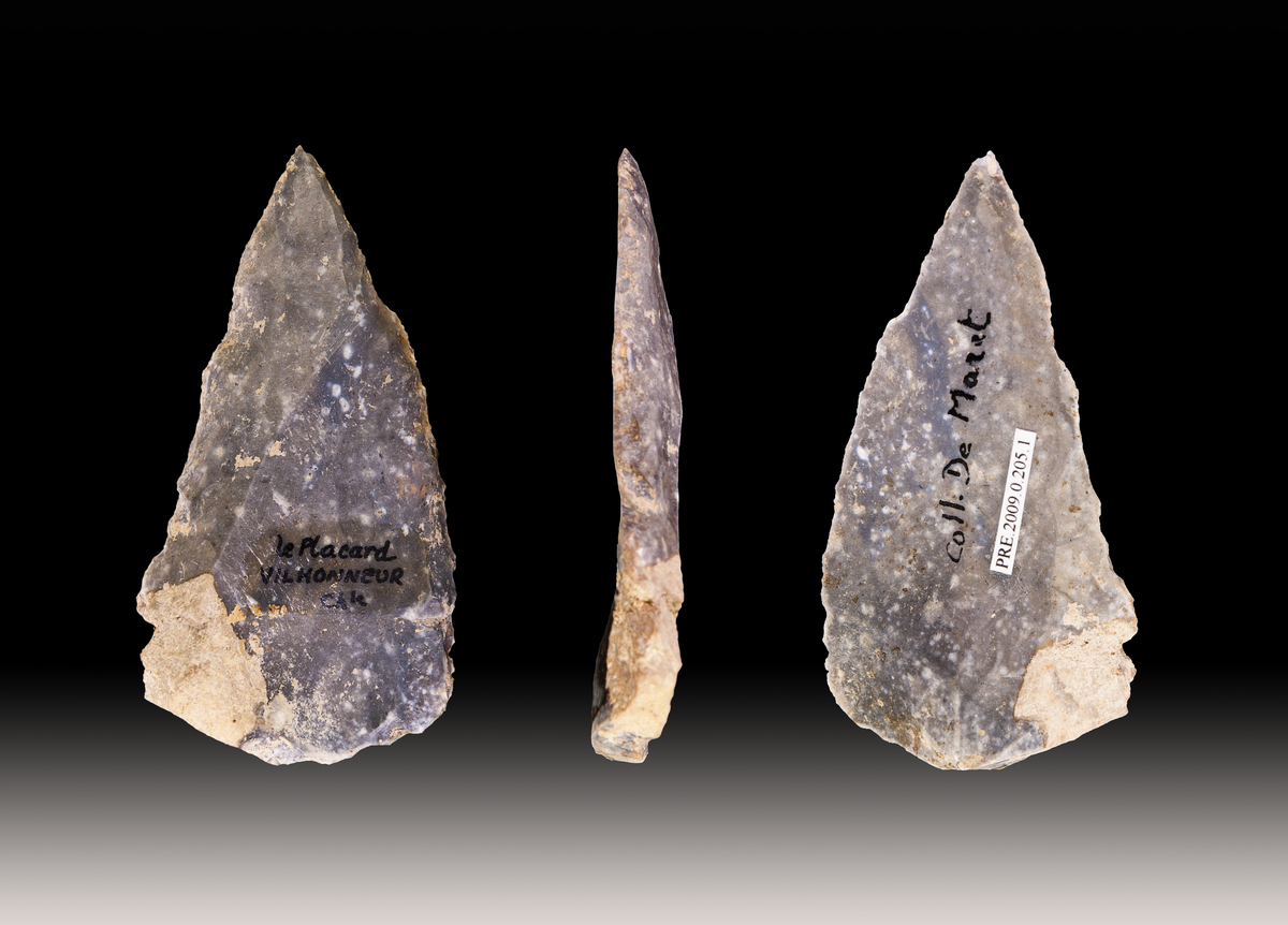 Pointe et lame de silex du Paléolithique moyen, outils tranchants pouvant servir d'arme