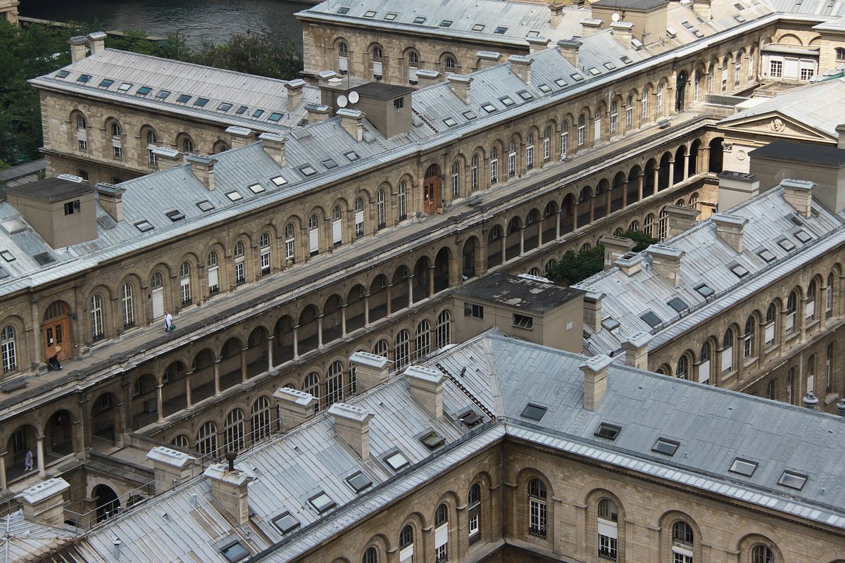 Vue plongeante sur les bâtiments et les cours de l'Hôtel-Dieu de Paris, sur l'île de la Cité