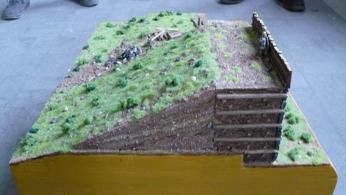 Maquette d'un rempart gaulois de type murus gallicus montrant l'armature de poutres de bois noyée dans la terre et les pierres