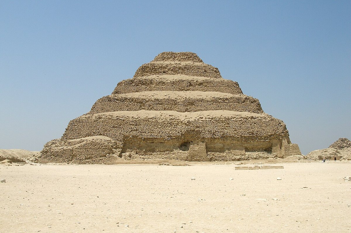 Vue d'ensemble des pyramides de Saqqarah dans le desert egyptien
