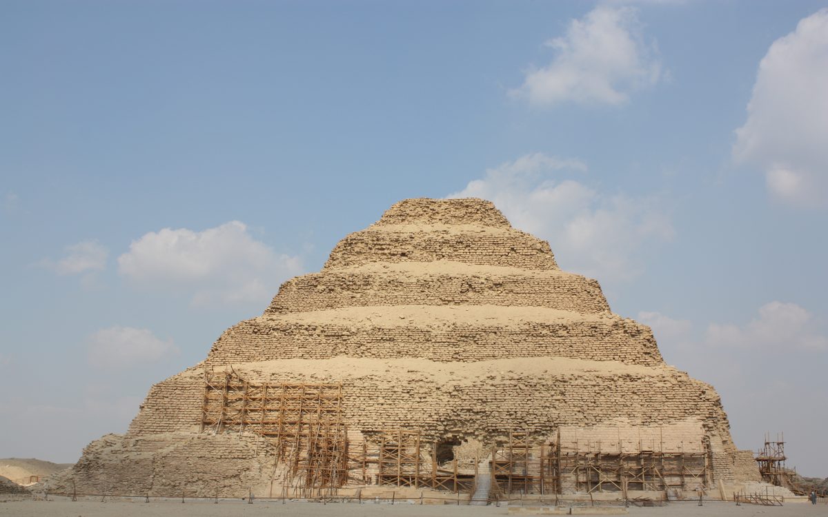 Vue du complexe funeraire de Djeser a Saqqarah avec la pyramide a degres