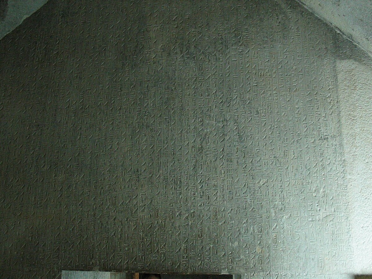 Textes des Pyramides graves sur les parois interieures d'une pyramide de Saqqarah