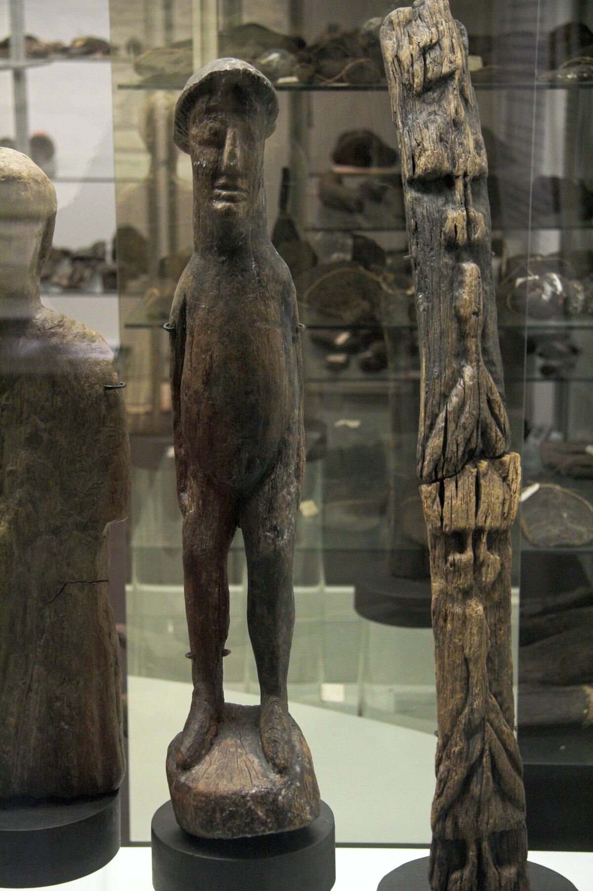 Vestiges de murs, seuils et canalisations en pierre du sanctuaire gallo-romain des sources de la Seine