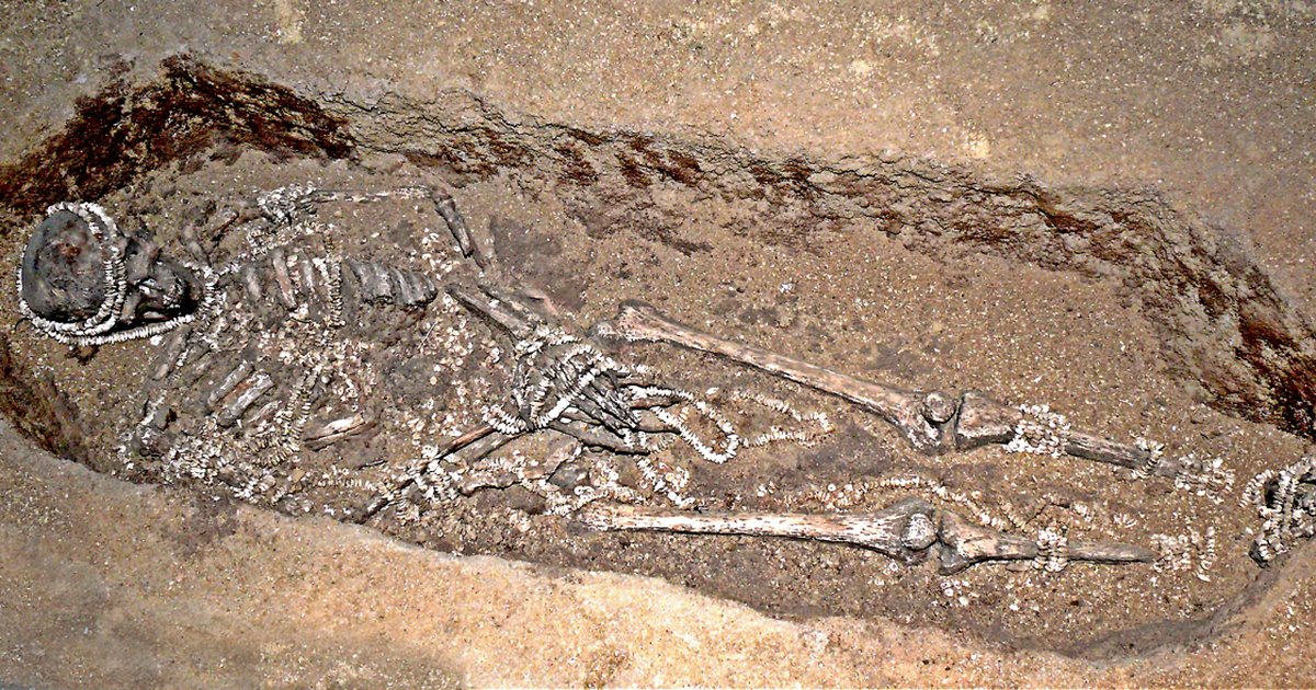 Reconstitution des sepultures de Sungir avec leurs ornements en ivoire