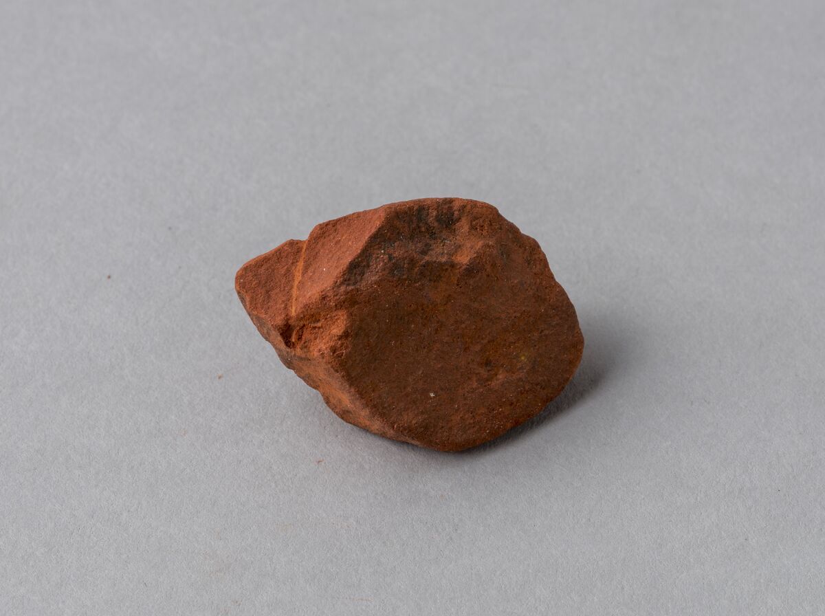 Fragment d'ocre rouge, pigment minéral utilisé au Paléolithique moyen