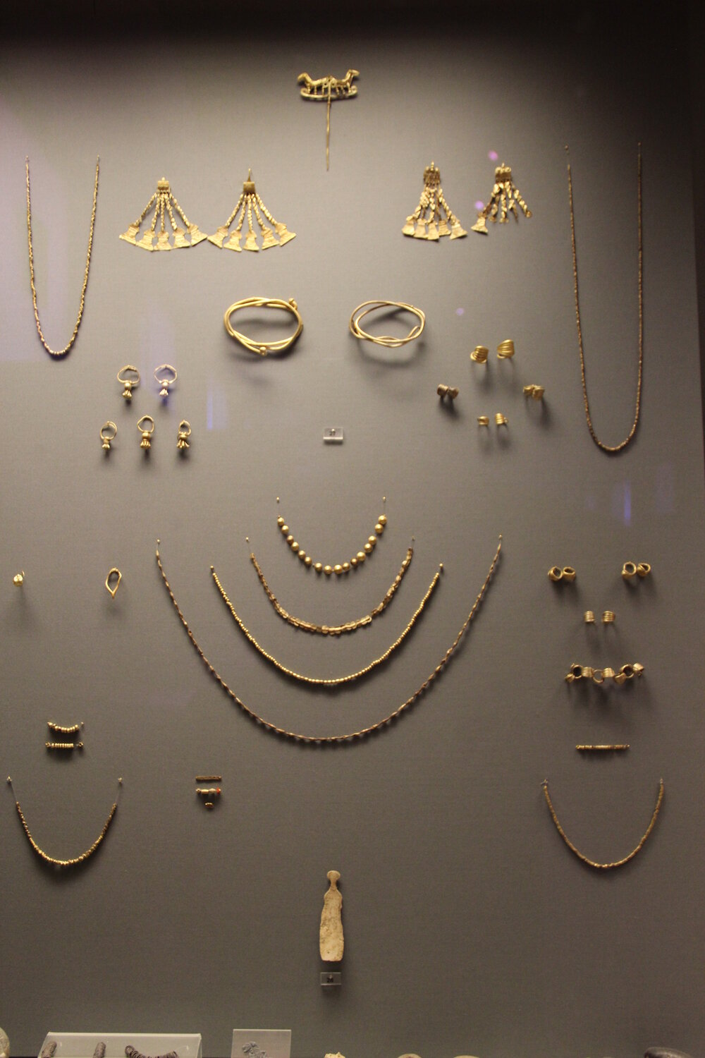 Bijoux en or de l'Âge du Bronze égéen, style comparable au Trésor d'Égine