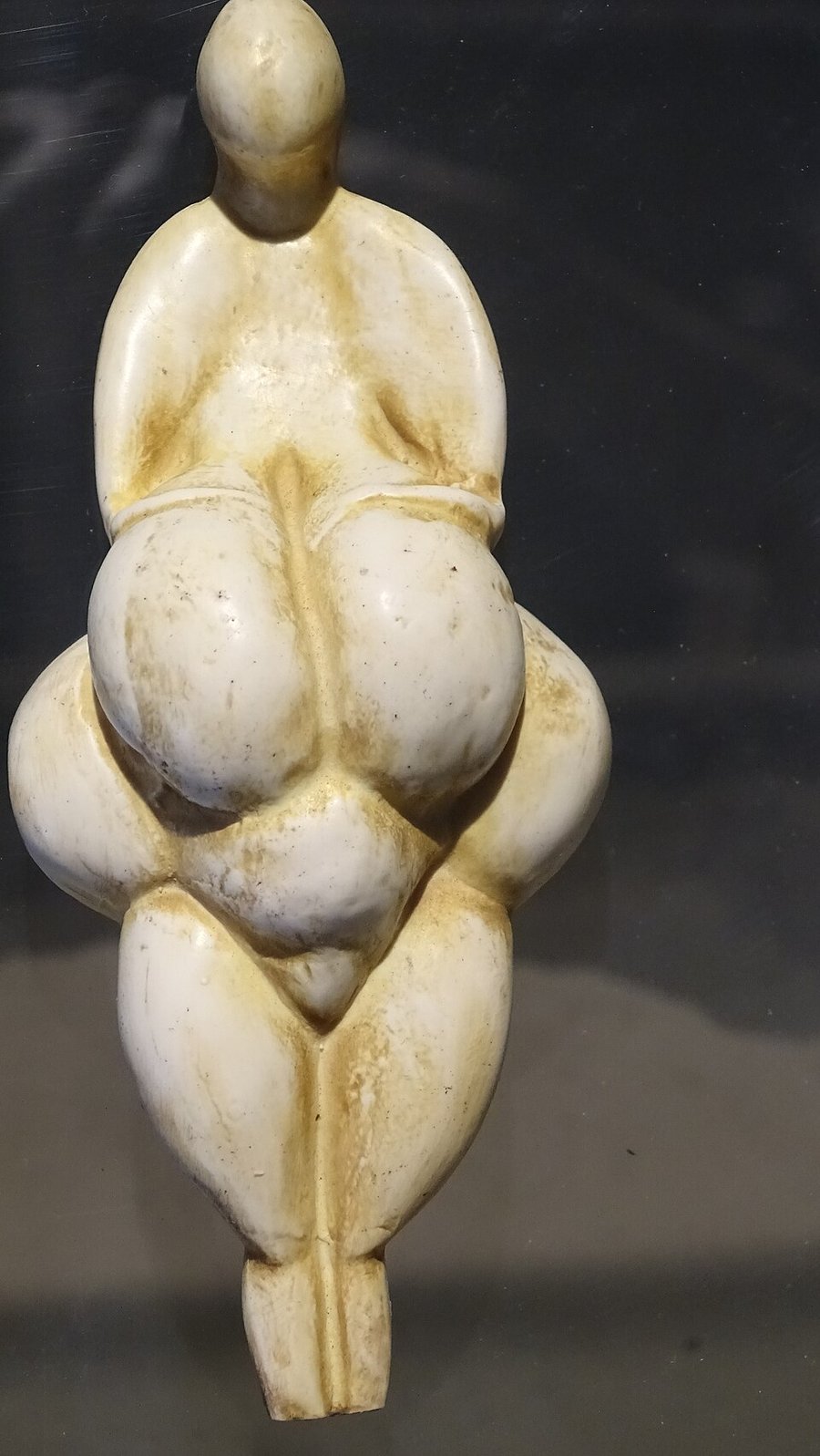 Replica de la Venus de Lespugue, ivoire de mammouth, Pyrenees
