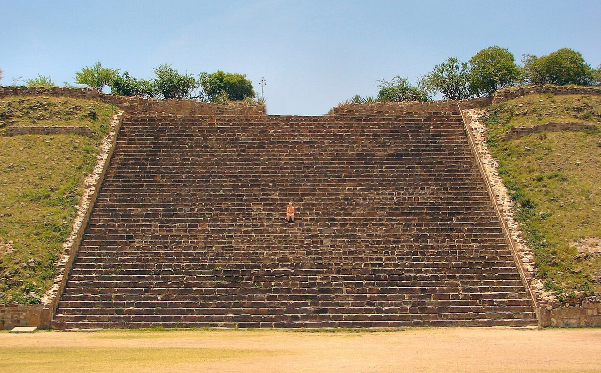 Monte Albán, capitale zapotèque d'Oaxaca, Mexique. Vue de la grande place centrale.