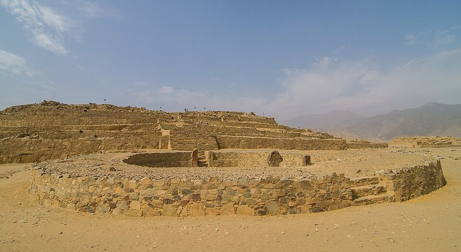 Grande Pyramide et enclos circulaire de Caral