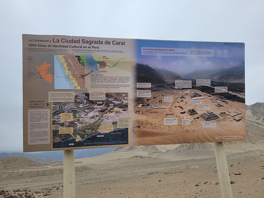 Ruines de pyramides a Caral, Perou