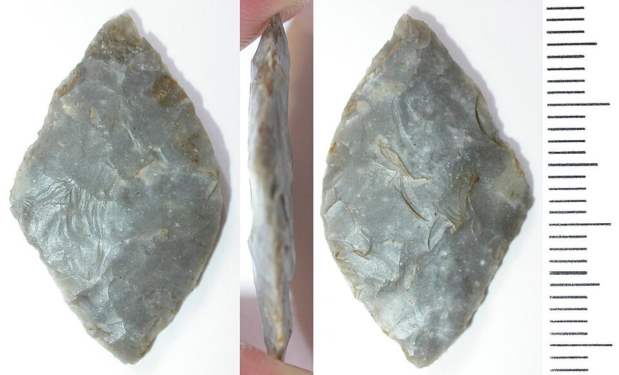 Knapped flint arrowhead
