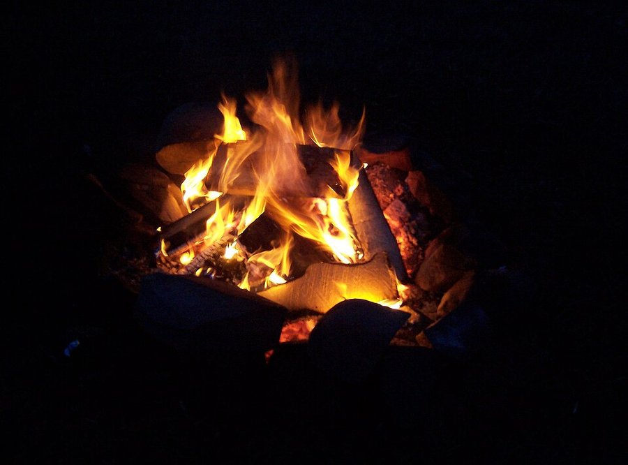 Feu de camp la nuit