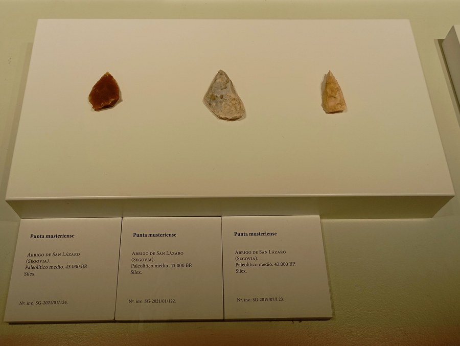 Pointes moustériennes en silex taillé