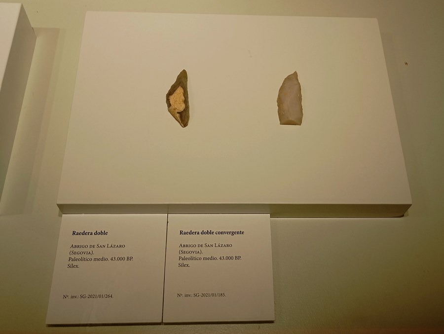 Racloirs moustériens en silex taille